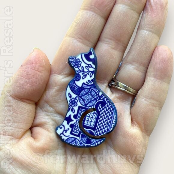 Handmade Porcelain Brooch | Cat Profile | Elegant Cat Pin - Picture 4 of 6